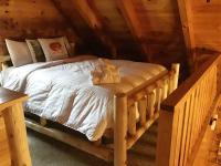 Ein Bett oder Betten in einem Zimmer der Unterkunft Dollywood! Brand new Dancing Bear 3-Bear Tracks