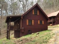 eine Blockhütte mit einer Veranda und einer Terrasse in der Unterkunft Dollywood! Brand new Dancing Bear 3-Bear Tracks in Pigeon Forge