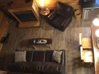 Ein Sitzbereich in der Unterkunft Dollywood! Brand new Dancing Bear 3-Bear Tracks