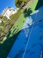 Tenis alebo squash v ubytovaní Apartamento en Costa Ballena, Urb. Playa Ballena alebo jeho okolí