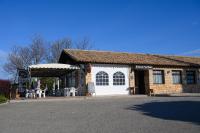 un edificio con un pabellón y mesas y sillas en Camping Alquézar, en Alquézar
