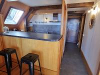 Kuchyňa alebo kuchynka v ubytovaní Chalet 5 personnes, proche ski et rando, balcon sud, TV, lave-linge - FR-1-393-165