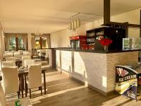 Lounge alebo bar v ubytovaní Ligetalja Termál Apartmanok