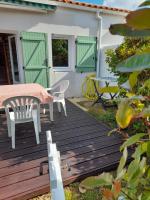 Vonkajšia záhrada v ubytovaní Maisonnette à deux pas de la plage dans résidence calme
