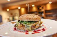 een sandwich op een wit bord met rode saus bij Gasthaus Johanning eK in Uslar