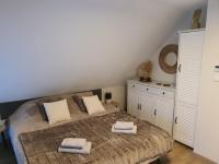 Postel nebo postele na pokoji v ubytování Lake HouseLubniewice domek całoroczny z jacuzzi blisko jeziora