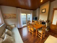 una sala de estar con una mesa y un sofá en Euro Àtic HUT 6794, en Encamp