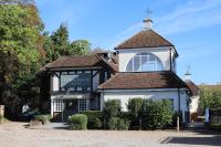 un viejo edificio con una cruz encima en The Conningbrook Hotel, en Ashford
