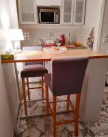 Kuchnia lub aneks kuchenny w obiekcie Appartement proche croisette avec parking et climatisation
