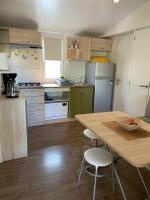 Kuchyň nebo kuchyňský kout v ubytování Mobile home Sea Jezera Village, otok Murter
