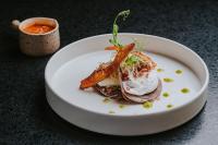 Un plato con un postre con zanahoria y helado. en Antelar Casa Destino, en Mérida