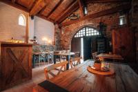 RadíkovにあるHrad Kunzov Boutique Hotel & SPA & Restaurantの木製テーブル付きのダイニングルーム