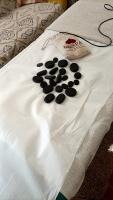 una sábana blanca con galletas negras encima de una cama en Bienvenue, en Saint-Pierre-de-Plesguen
