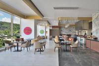 Dapur atau dapur kecil di Courtyard by Marriott Navi Mumbai