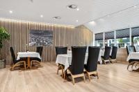 ソンダルにあるBest Western Laegreid Hotellのダイニングルーム(白いテーブル、黒い椅子付)