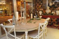 un tavolo da pranzo con candele e sedie bianche di Taksim Gonen Hotel a Istanbul