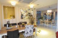 un soggiorno con un tavolo e una sala da pranzo di Taksim Gonen Hotel a Istanbul