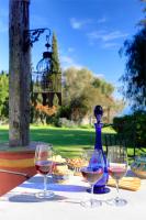 a table with three wine glasses and a blue vase at Cortijo La Hoya in El Bujeo