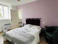Posteľ alebo postele v izbe v ubytovaní Appartement T2 centre ville, charme ancien, terrasse, Wi-Fi, animal toléré - FR-1-495-117