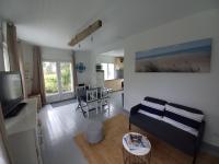 Telewizja i/lub zestaw kina domowego w obiekcie Gîte La Mer, 50m de la mer