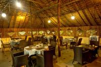 Farm Stay Resort - Shamirpet, Hyderabad في حيدر أباد: مطعم به طاولات وكراسي في غرفة