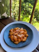 een blauw bord met eten op een tafel bij Locanda Ariramba in Santa Cruz Cabrália