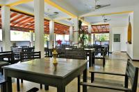 Un comedor con mesas y sillas en un restaurante. en Esprit Bentota, en Bentota