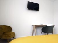 Televízia a/alebo spoločenská miestnosť v ubytovaní Maison 15 personnes périphérie de Clermont-Ferrand