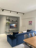 Televízia a/alebo spoločenská miestnosť v ubytovaní Downtown City Apartment