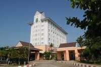 un gran edificio blanco con una torre de reloj en la parte superior en The Imperial Narathiwat Hotel, en Narathiwat