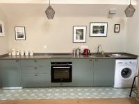 Een keuken of kitchenette bij Kermaria Bois D Amour Apartment
