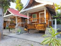 Casa de madera con porche y techo rojo en BFF Backpacker&#39;s Inn, en San Vicente