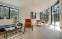 Posezení v ubytování Beautiful Home In Nexø With Kitchen