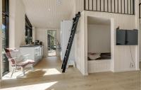 TV a/nebo společenská místnost v ubytování Beautiful Home In Nexø With Kitchen