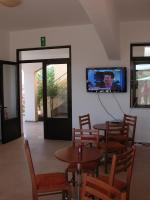 Televízia a/alebo spoločenská miestnosť v ubytovaní Aptera Hotel