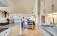 Kuchyň nebo kuchyňský kout v ubytování Holiday Home Sandmarken Hjørring