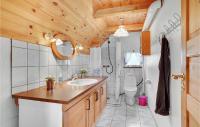 Um banheiro em Amazing Home In Hvide Sande With Kitchen