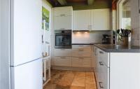 Kuchyň nebo kuchyňský kout v ubytování Three-Bedroom Holiday Home In Haderslev