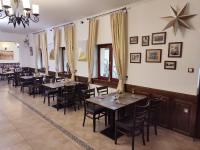 ジェンジェジュにあるBorhotel Sziluett Farkasmályのレストランのテーブルと椅子の列