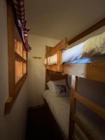 Łóżko lub łóżka w pokoju w obiekcie Arc 1950 - Auberge Jérôme - 4 à 6p - 1 chambre et 1 coin montagne séparé