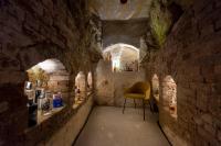 een kamer met een gele stoel in een stenen hal bij Le Marne Relais - Small Luxury Hotels of the World in Costigliole dʼAsti