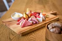 希洛谢克A-ROSA Ifen Hotel Kleinwalsertal的一块木制砧板上摆满了各种水果