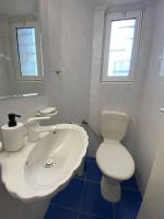 Kúpeľňa v ubytovaní 2-bedroom apartment in Athina (Filopappou)