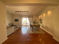 Televízia a/alebo spoločenská miestnosť v ubytovaní 2-bedroom apartment in Athina (Filopappou)