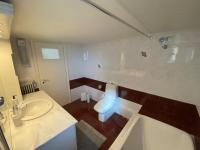 Kúpeľňa v ubytovaní 2-bedroom apartment in Athina (Filopappou)