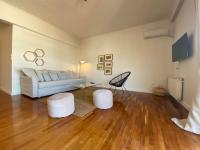 Televízia a/alebo spoločenská miestnosť v ubytovaní 2-bedroom apartment in Athina (Filopappou)