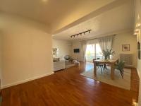 Televízia a/alebo spoločenská miestnosť v ubytovaní 2-bedroom apartment in Athina (Filopappou)