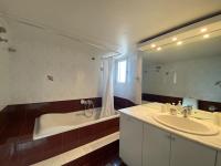 Kúpeľňa v ubytovaní 2-bedroom apartment in Athina (Filopappou)