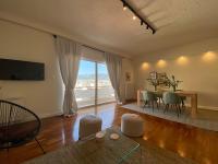 Televízia a/alebo spoločenská miestnosť v ubytovaní 2-bedroom apartment in Athina (Filopappou)
