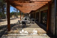 eine Holzterrasse mit einem Tisch und Stühlen darauf in der Unterkunft Alvão Village & Camping in Reguengo